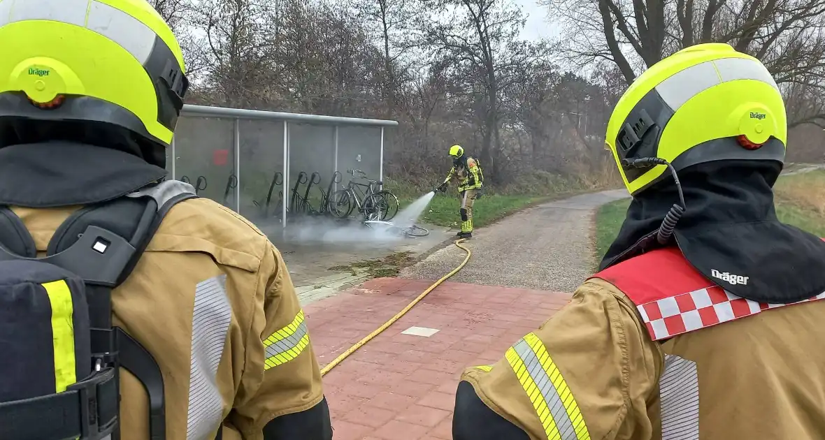 Brandweer blust brandende fiets - Foto 12