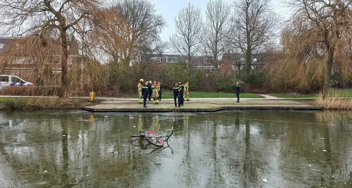 Fiets op ijs zorgt voor brandweerinzet