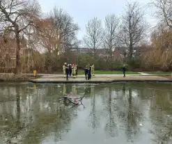 Fiets op ijs zorgt voor brandweerinzet