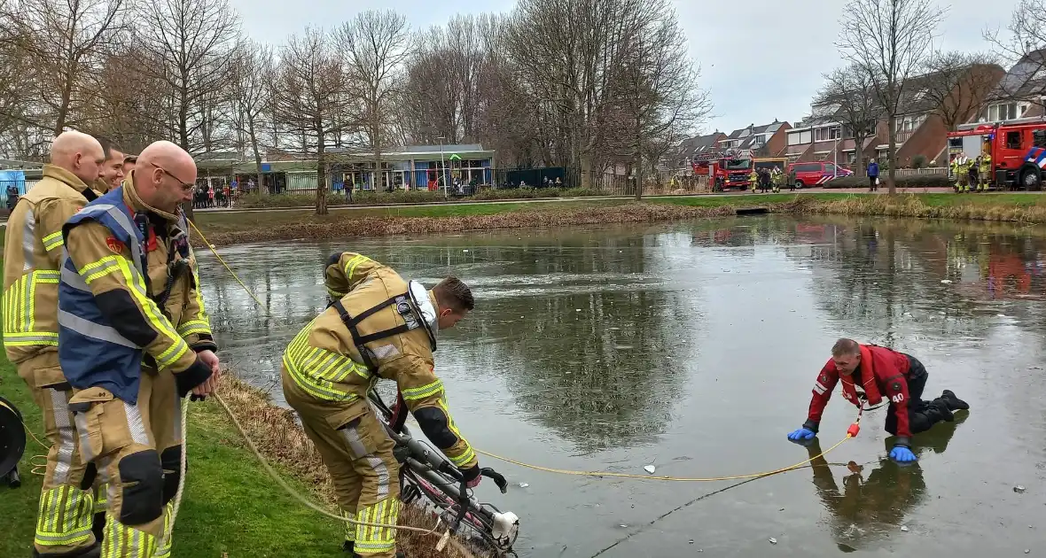 Fiets op ijs zorgt voor brandweerinzet - Foto 14