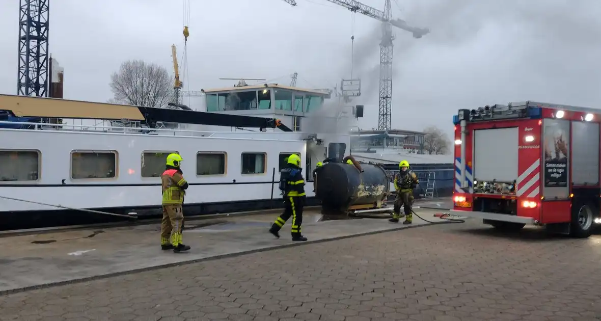 Flinke brand in machinekamer van binnenvaartschip - Foto 1