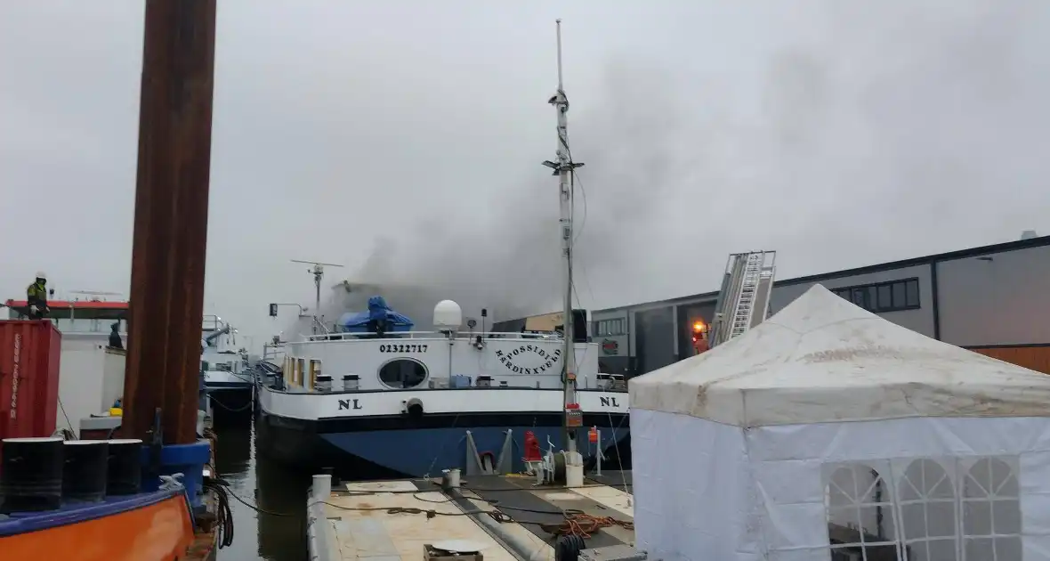 Flinke brand in machinekamer van binnenvaartschip - Foto 2