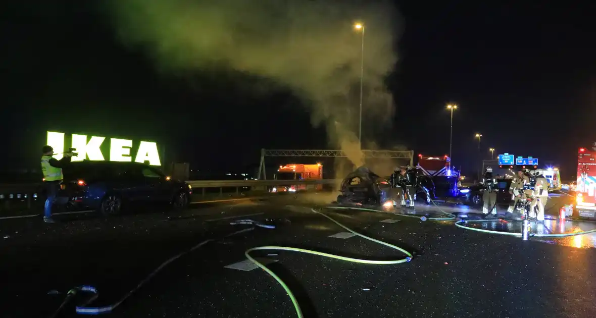 Brand na ernstig ongeval op snelweg - Foto 1