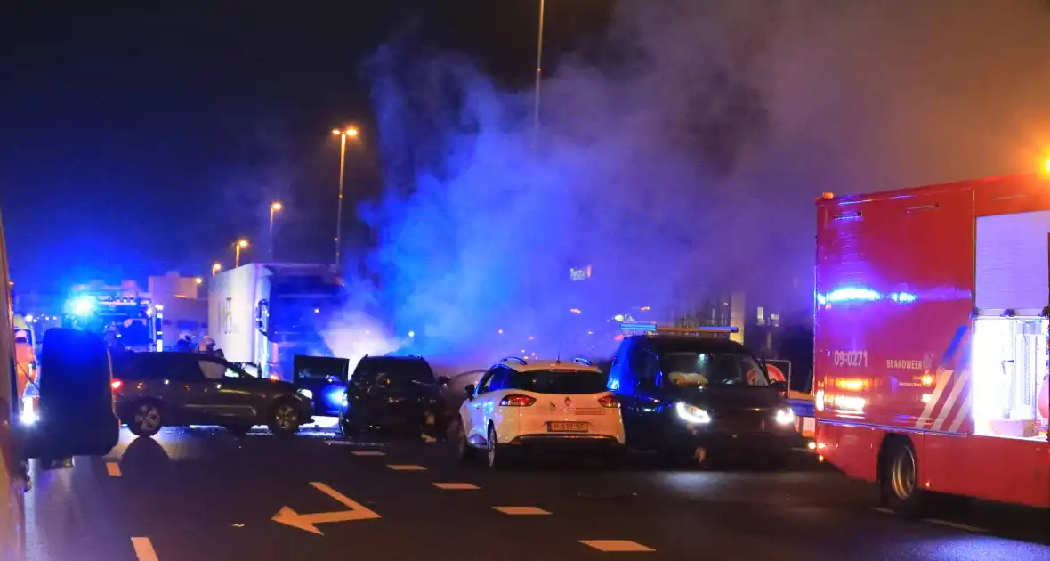 Brand na ernstig ongeval op snelweg - Foto 3