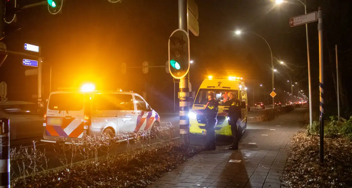 Fietser rijdt door rood en wordt aangereden