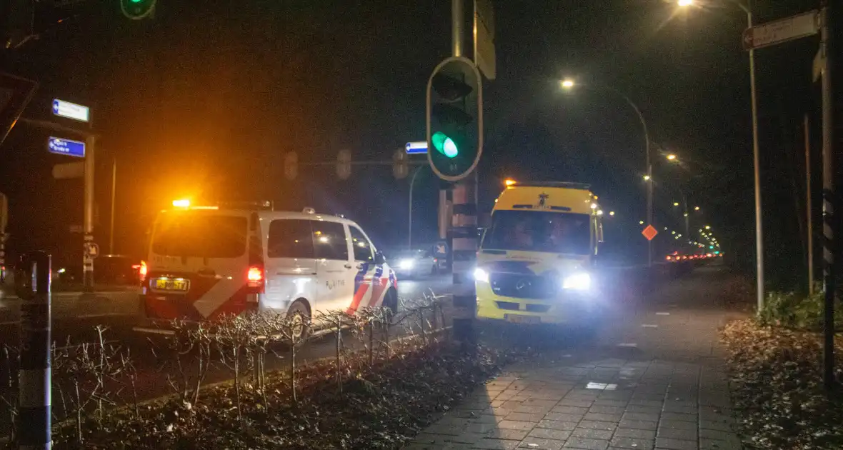 Fietser rijdt door rood en wordt aangereden - Foto 1