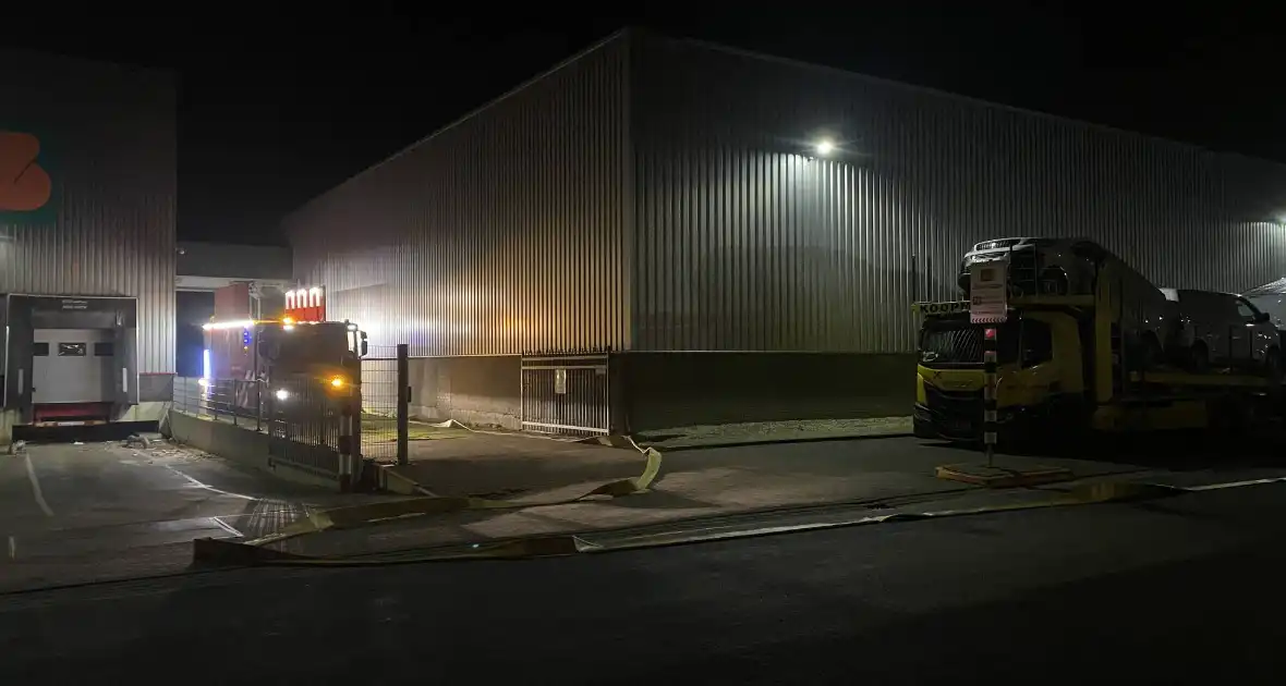 Stoomvorming in loods van transportbedrijf zorgt voor brandmelding - Foto 1