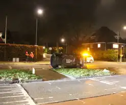 Auto belandt op zijkant na ongeval