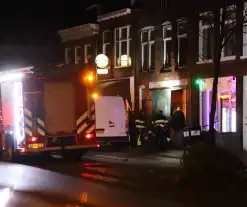 Water stroomt van etage af door lekkage