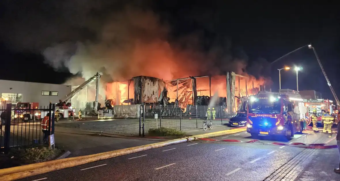 Textielbedrijf brandt voledig uit door grote brand
