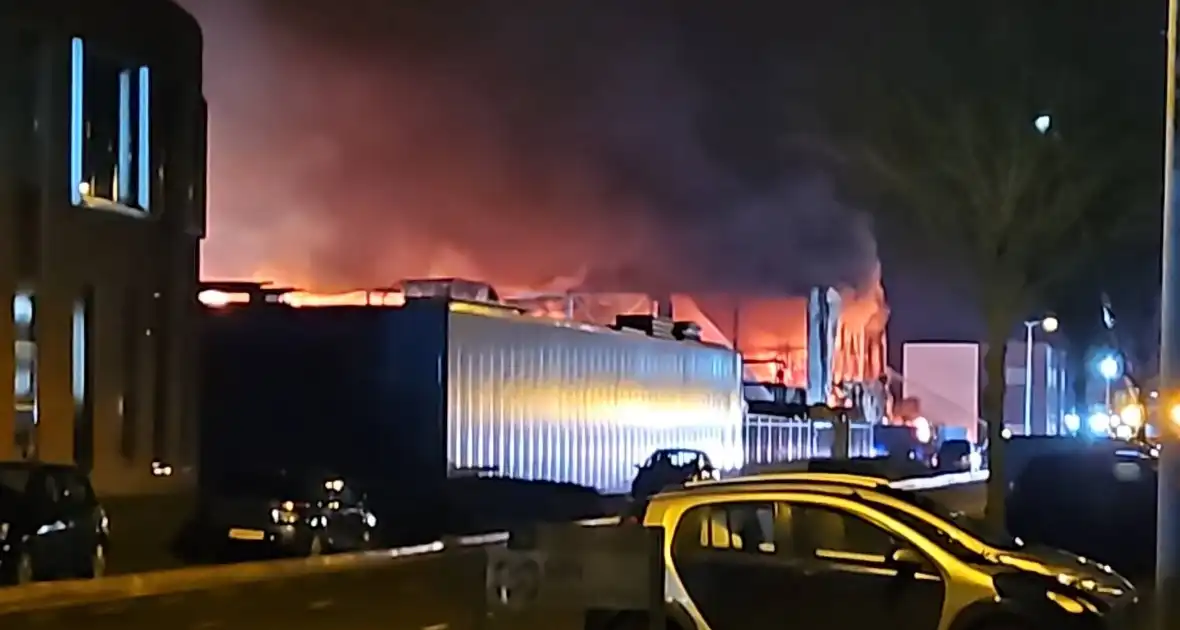 Textielbedrijf brandt voledig uit door grote brand - Foto 1