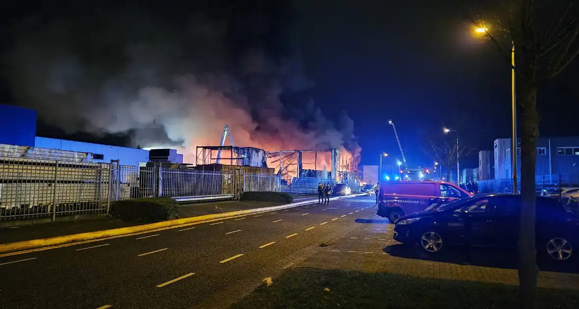 Textielbedrijf brandt voledig uit door grote brand - Foto 2
