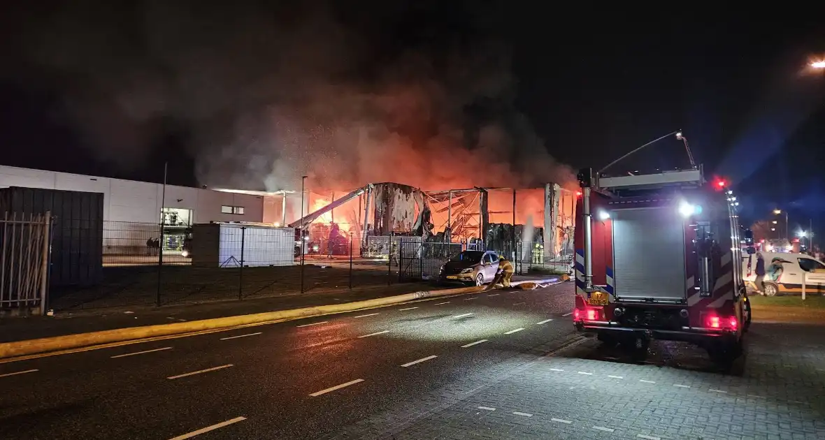 Textielbedrijf brandt voledig uit door grote brand - Foto 3