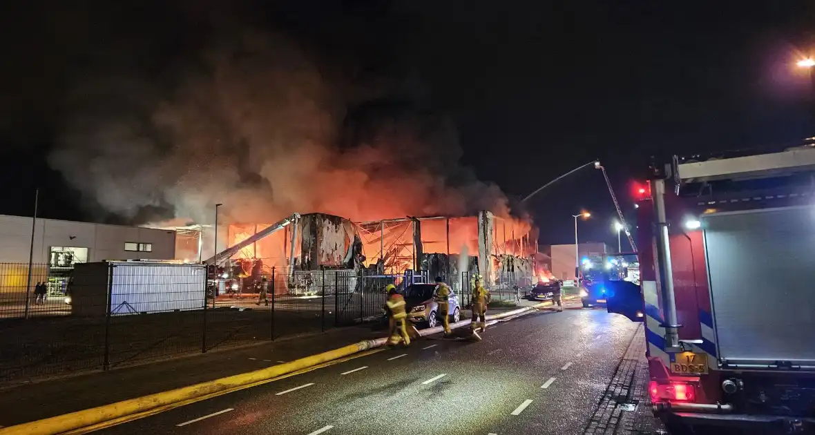 Textielbedrijf brandt voledig uit door grote brand - Foto 4