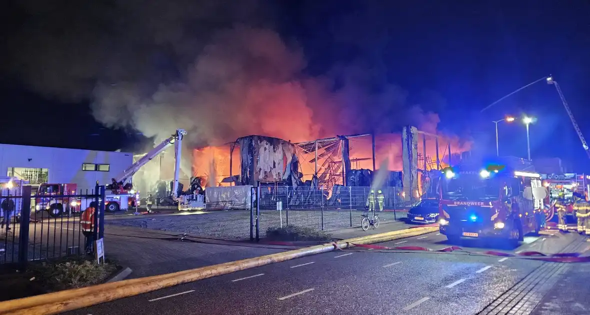 Textielbedrijf brandt voledig uit door grote brand - Foto 5