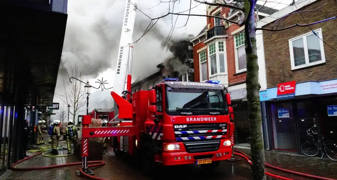 Zwarte rookwolken bij zeer grote brand in centrum