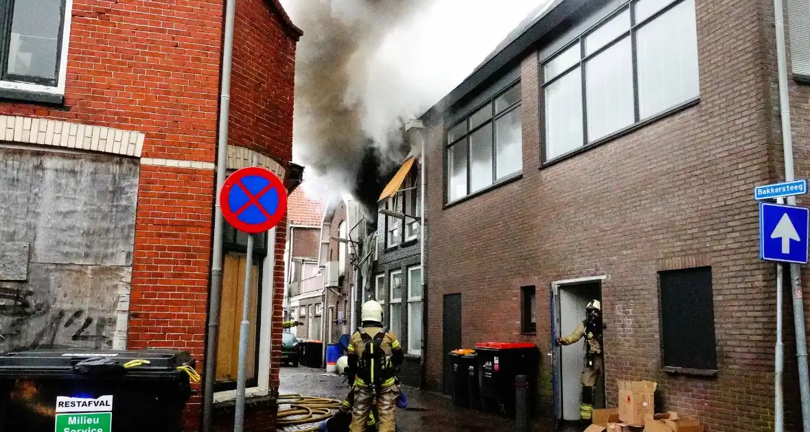 Zwarte rookwolken bij zeer grote brand in centrum - Foto 1