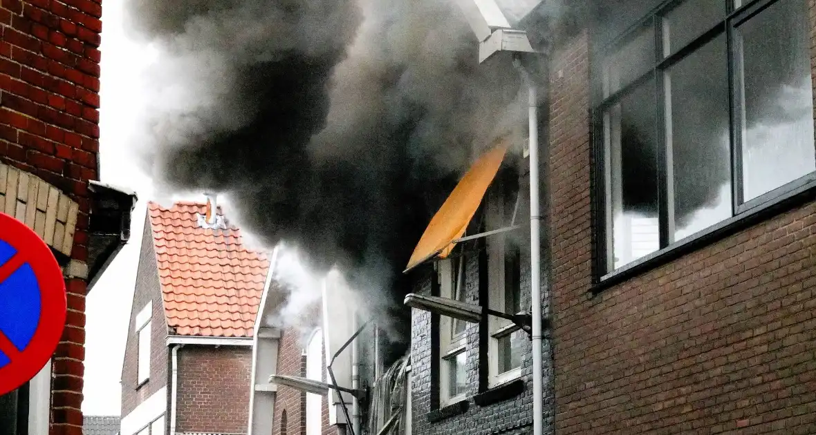 Zwarte rookwolken bij zeer grote brand in centrum - Foto 2