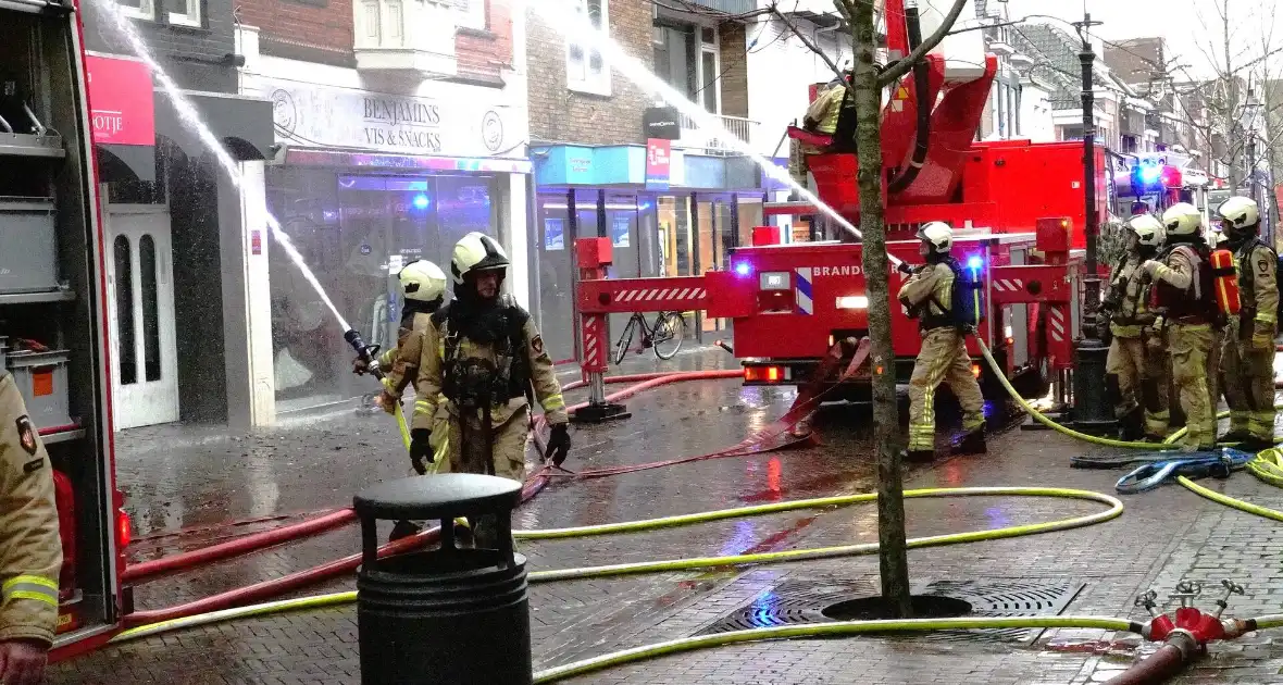 Zwarte rookwolken bij zeer grote brand in centrum - Foto 3