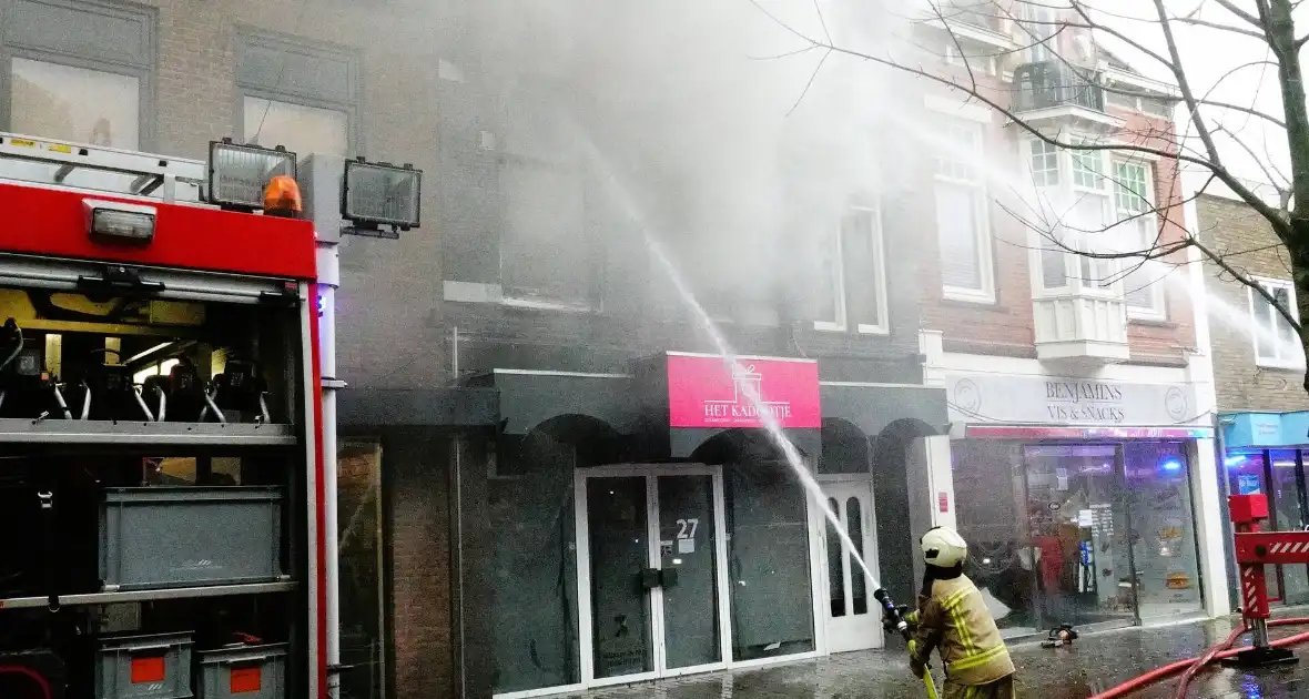 Zwarte rookwolken bij zeer grote brand in centrum - Foto 4