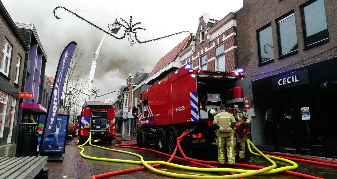 Zwarte rookwolken bij zeer grote brand in centrum - Foto 5
