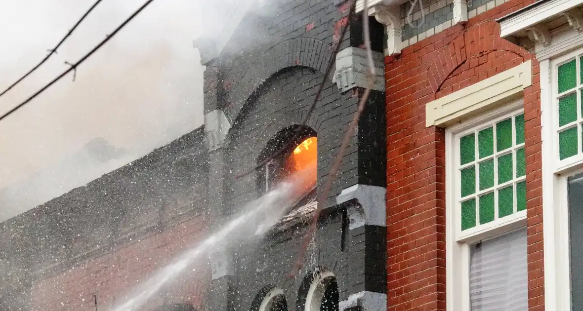Zwarte rookwolken bij zeer grote brand in centrum - Foto 6