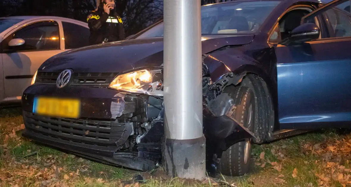 Twee gewonden bij ongeval tussen auto en paal