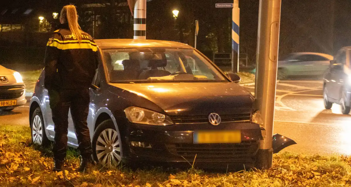 Twee gewonden bij ongeval tussen auto en paal - Foto 3