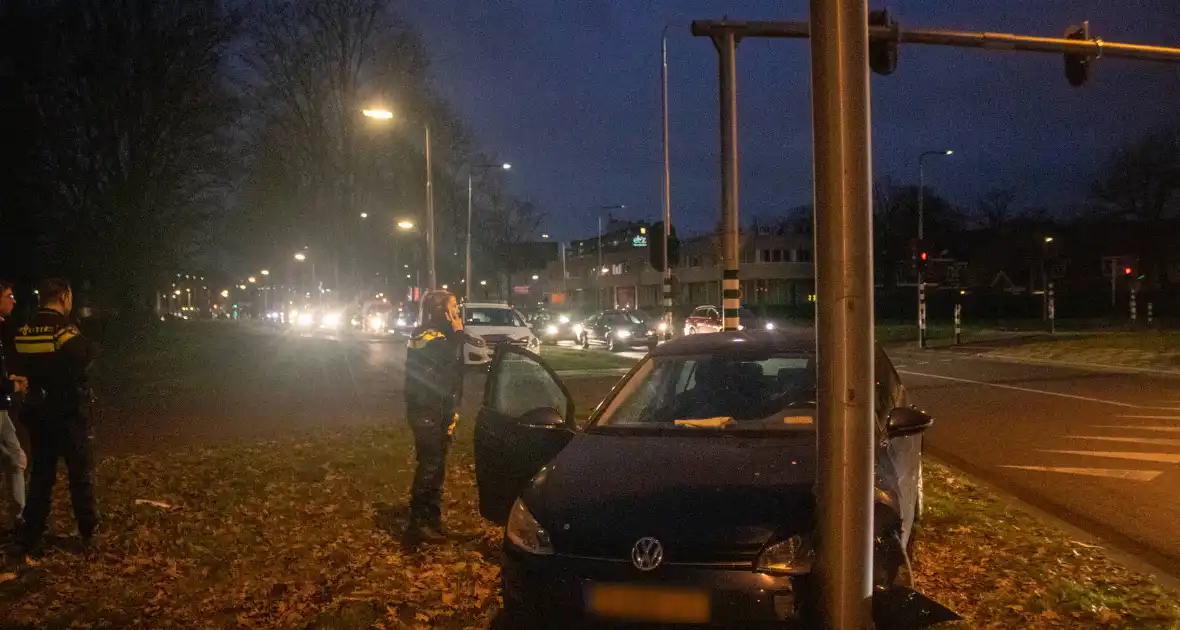 Twee gewonden bij ongeval tussen auto en paal - Foto 7