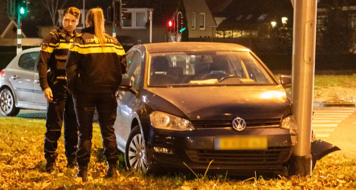 Twee gewonden bij ongeval tussen auto en paal - Foto 8