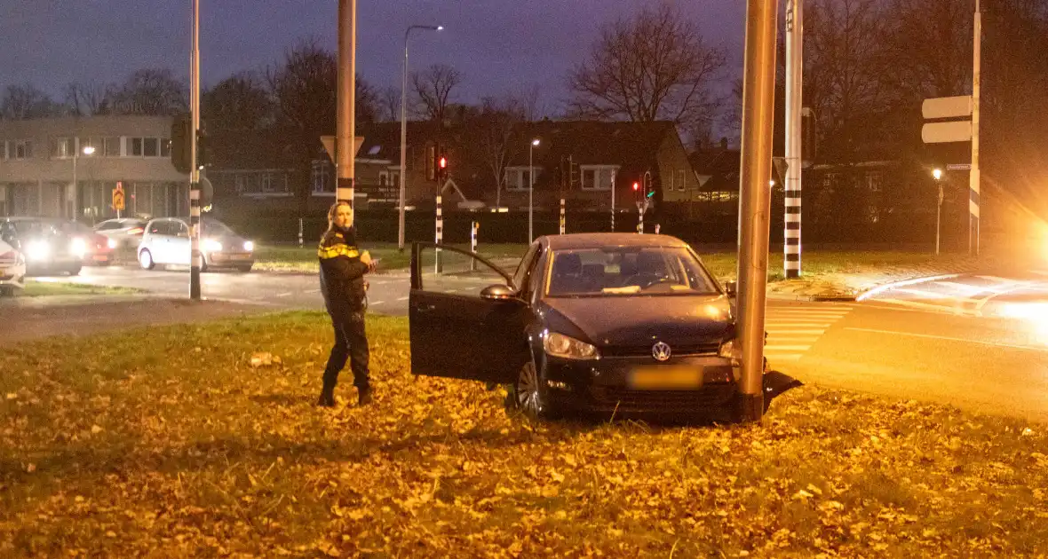 Twee gewonden bij ongeval tussen auto en paal - Foto 9