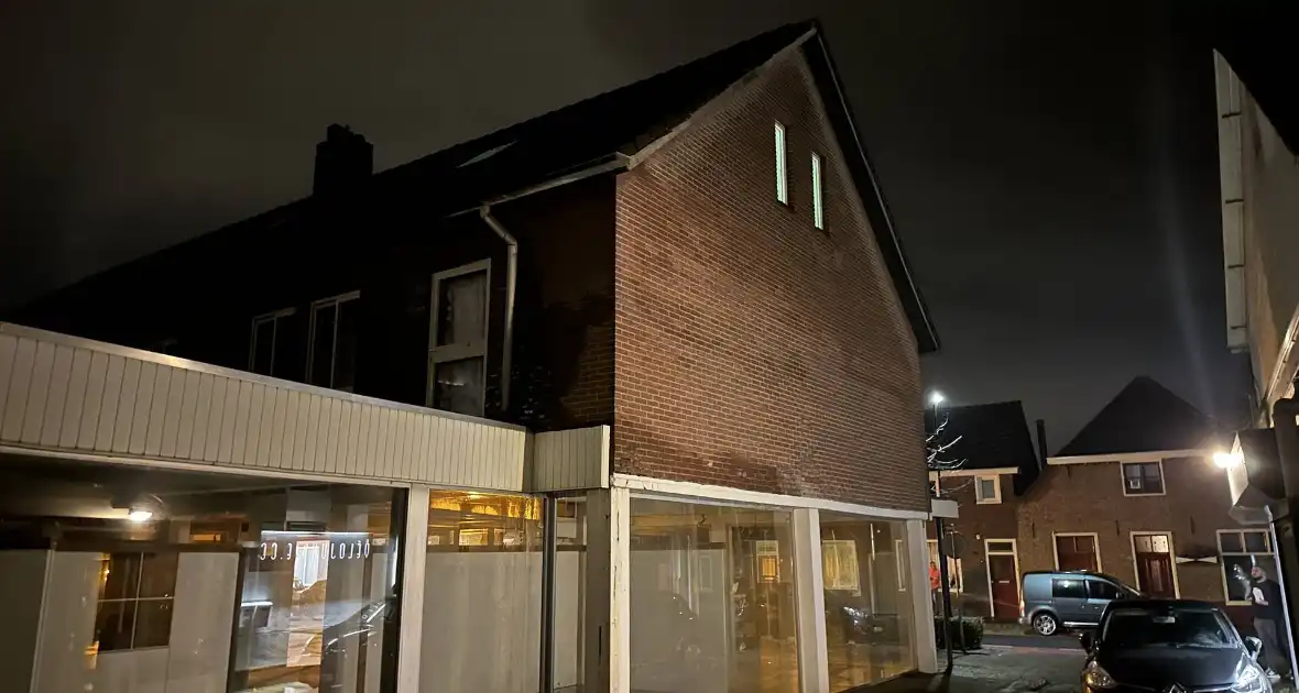 Water stroomt via muren woning uit door hevige lekkage