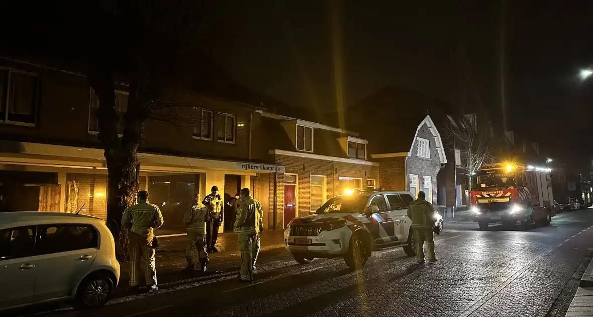 Water stroomt via muren woning uit door hevige lekkage - Foto 1