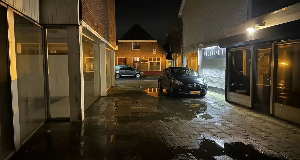 Water stroomt via muren woning uit door hevige lekkage - Foto 6