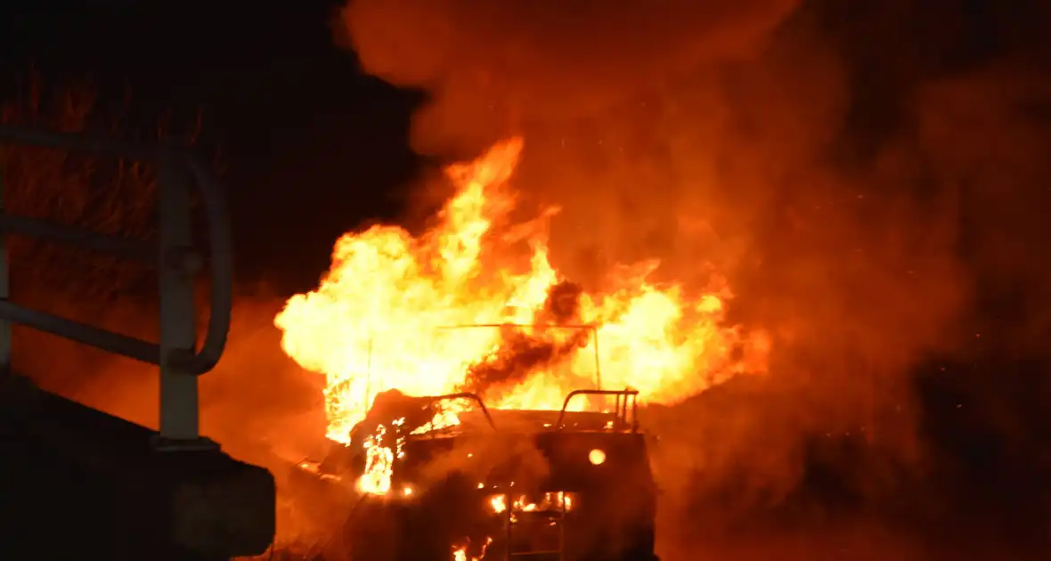 Motorboot gaat in vlammen op