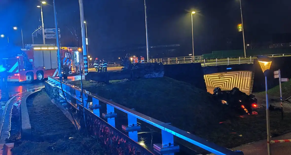 Auto belandt ondersteboven onderaan talud na achtervolging - Foto 1