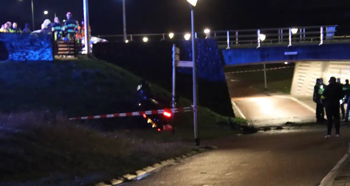 Auto belandt ondersteboven onderaan talud na achtervolging - Foto 12