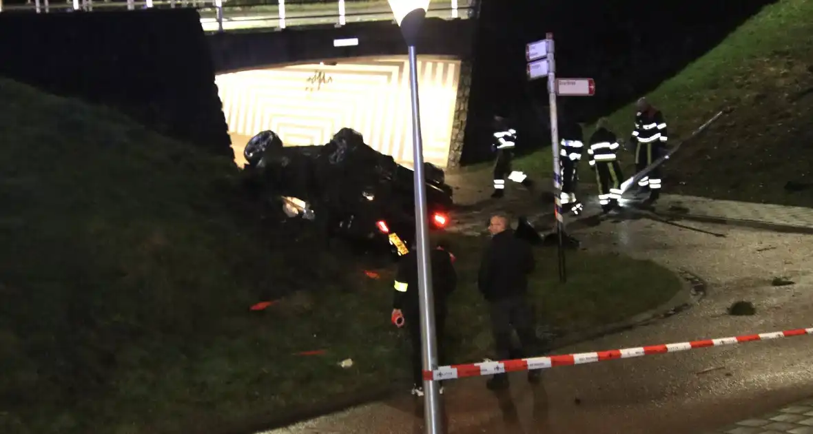 Auto belandt ondersteboven onderaan talud na achtervolging - Foto 15