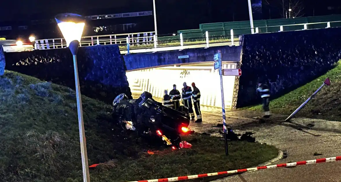 Auto belandt ondersteboven onderaan talud na achtervolging - Foto 16