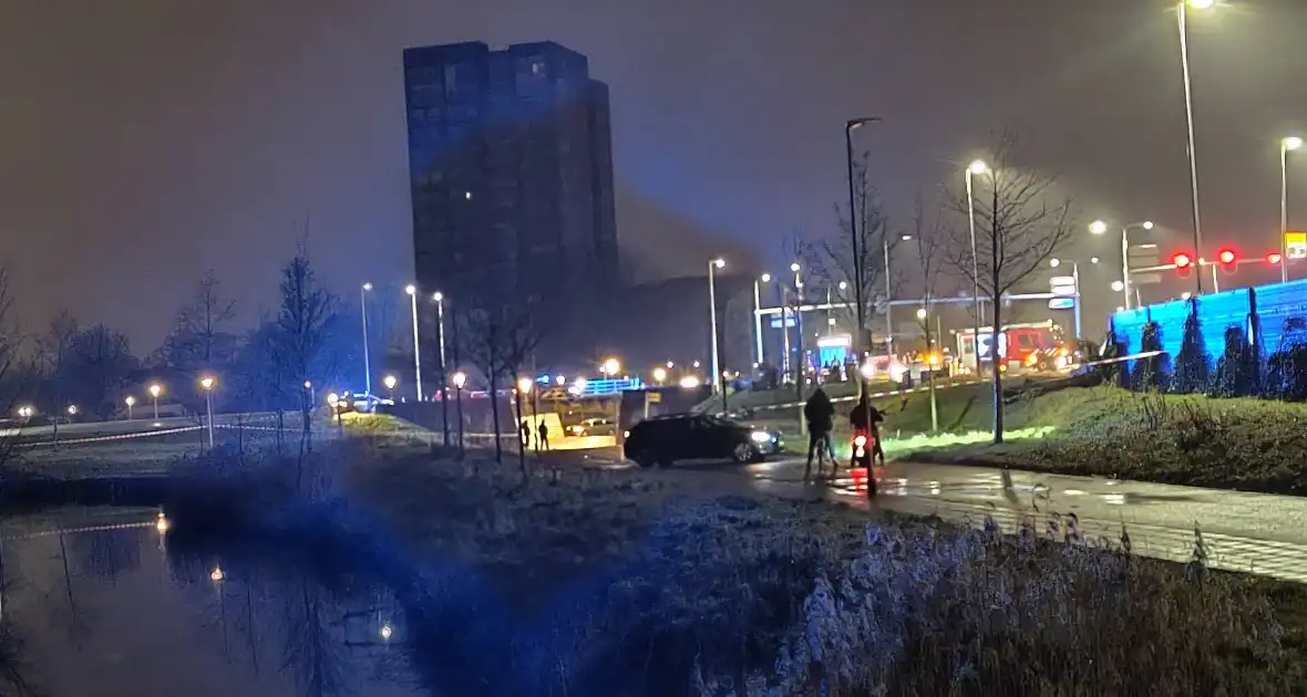 Auto belandt ondersteboven onderaan talud na achtervolging - Foto 3