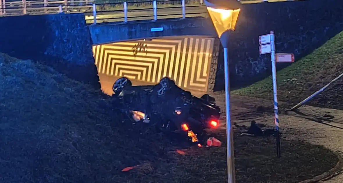 Auto belandt ondersteboven onderaan talud na achtervolging - Foto 4