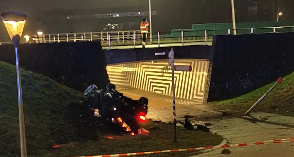 Auto belandt ondersteboven onderaan talud na achtervolging - Foto 5