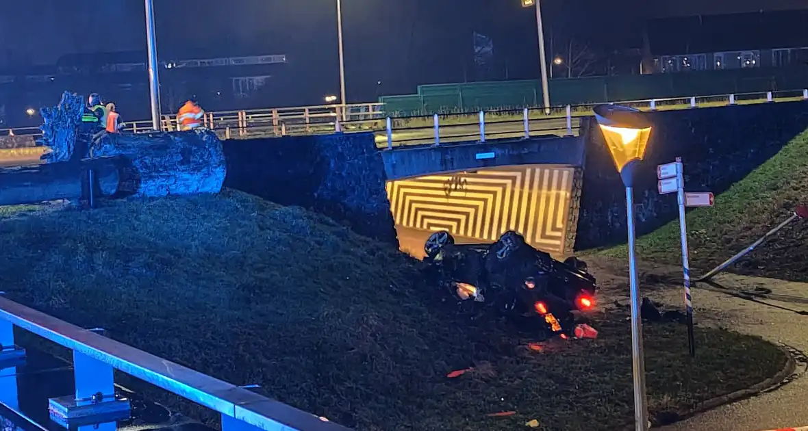 Auto belandt ondersteboven onderaan talud na achtervolging - Foto 6