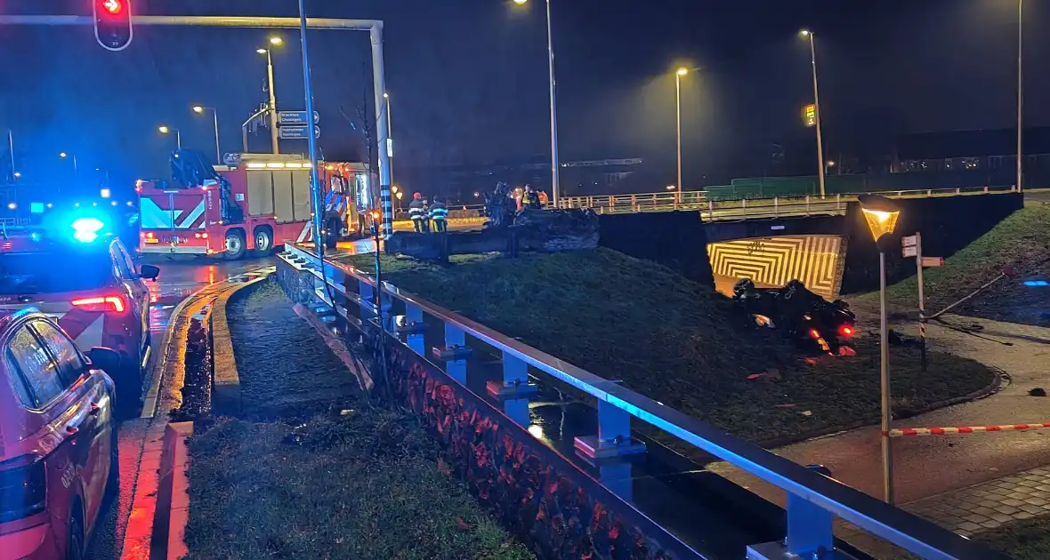 Auto belandt ondersteboven onderaan talud na achtervolging - Foto 7