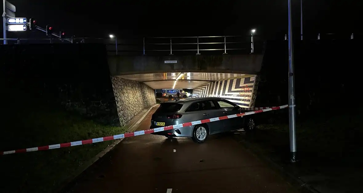 Auto belandt ondersteboven onderaan talud na achtervolging - Foto 9