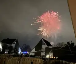 Brandweer blust afgeschoten vuurwerk