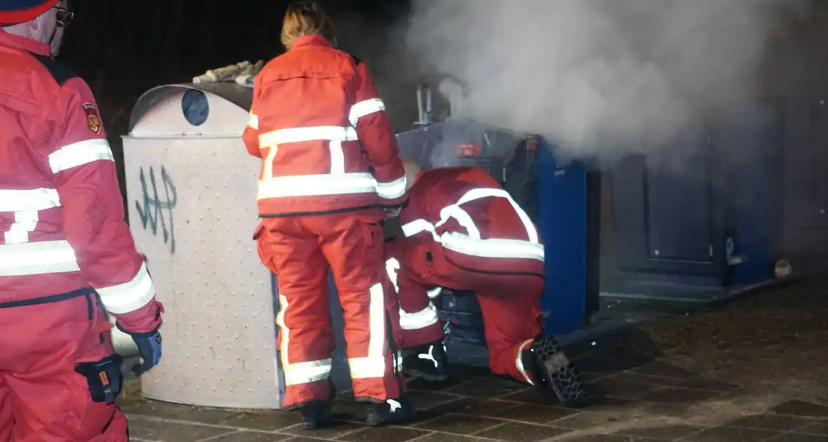 Brandweer blust wederom brand in ondergrondse container - Foto 1