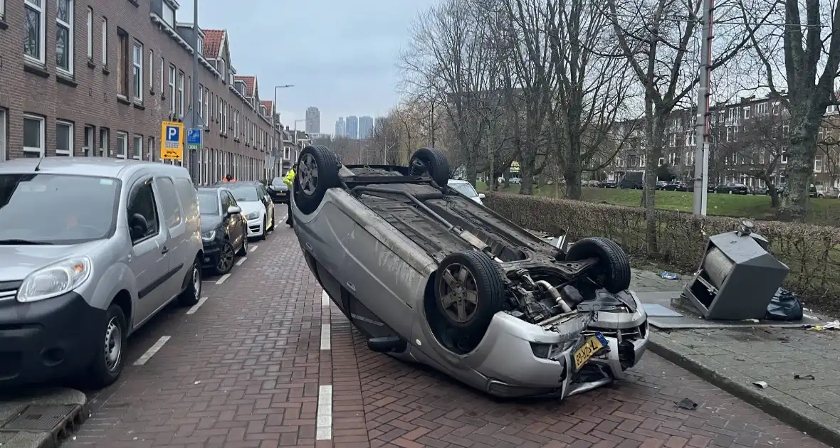 Automobilist botst op container en vliegt over de kop