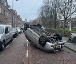 Automobilist botst op container en vliegt over de kop