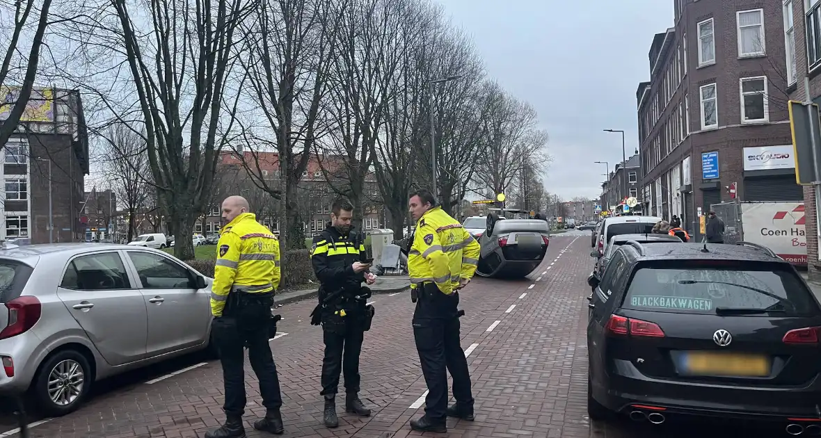 Automobilist botst op container en vliegt over de kop - Foto 1